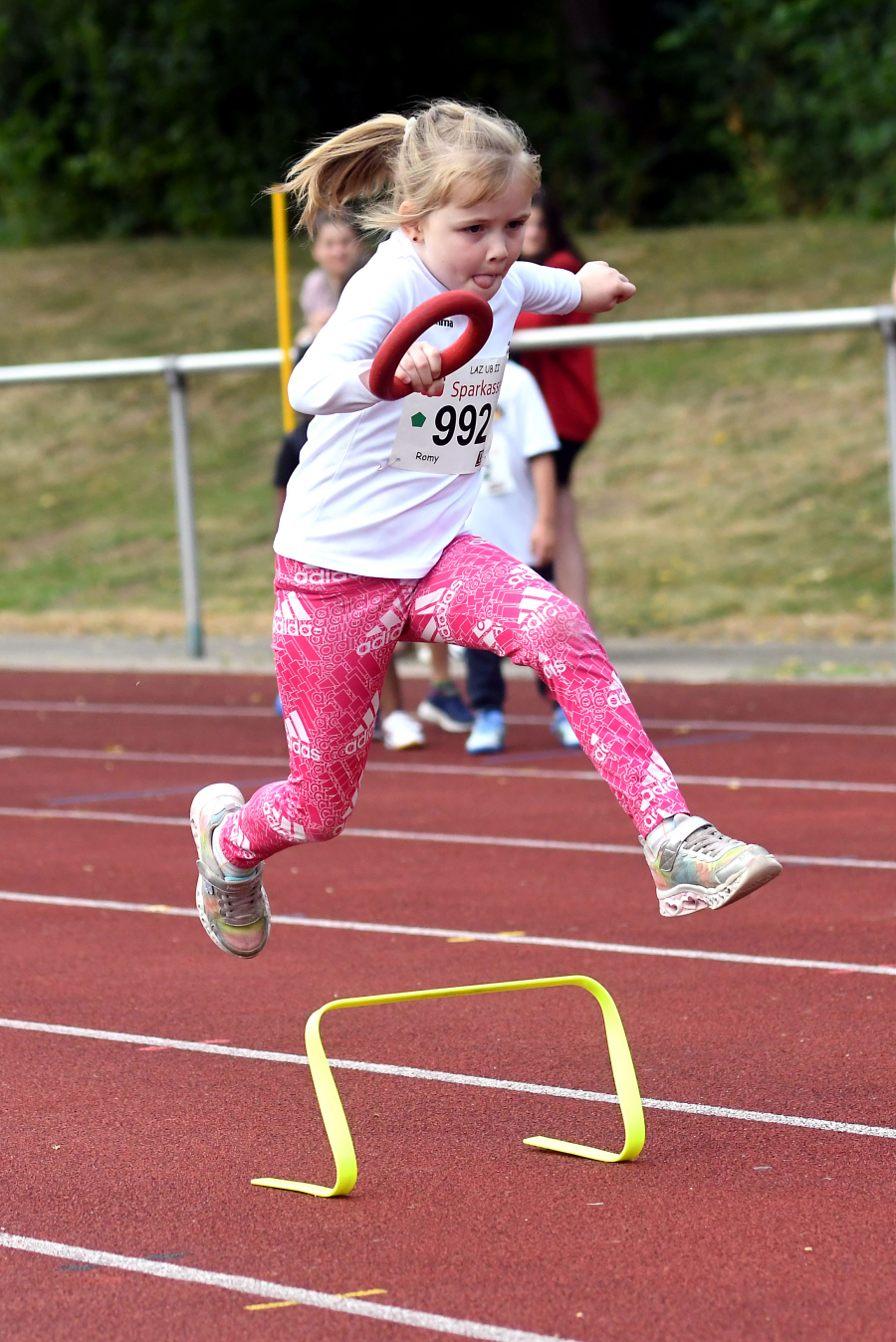 Platz zwei: Das U12-Team des LAZ Soest mit den Trainern Jana Klee und Levi Klute. Foto: Bottin Platz zwei: Das U12-Team des LAZ Soest mit den Trainern Jana Klee und Levi Klute. Foto: Bottin