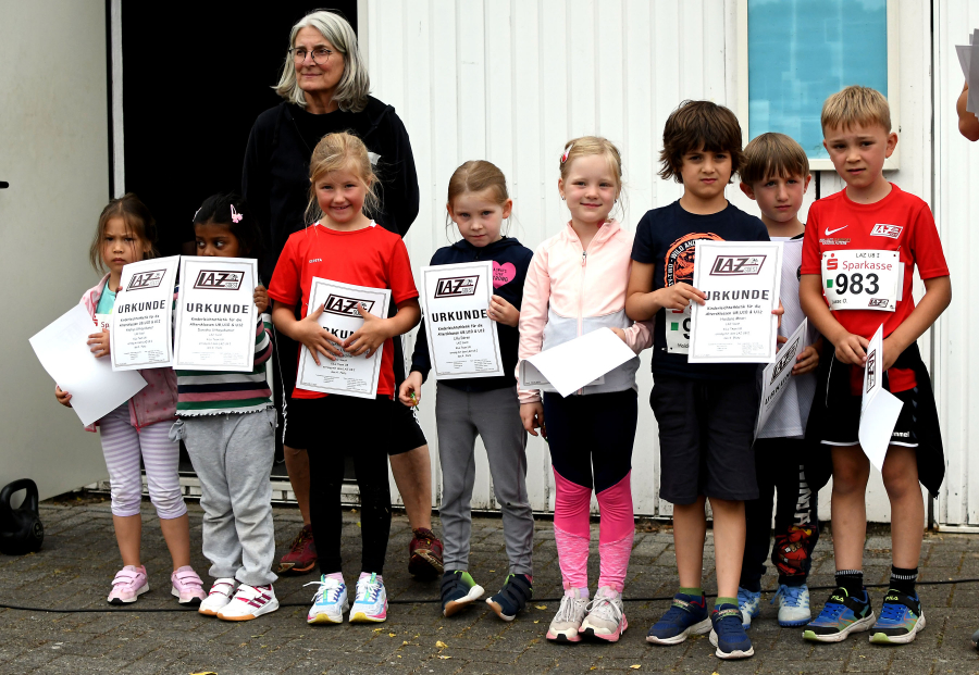 Platz vier für die Jüngsten: Die U8-Kinder von LAZ-Trainerin Christiane Noll. Foto: Bottin Platz vier für die Jüngsten: Die U8-Kinder von LAZ-Trainerin Christiane Noll. Foto: Bottin