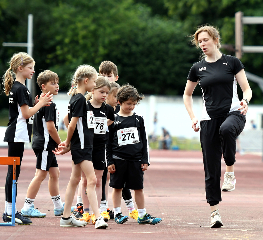 Romy aus dem U8-Team des LAZ Soest in Aktion bei der Hindernisstaffel. Foto: Bottin Romy aus dem U8-Team des LAZ Soest in Aktion bei der Hindernisstaffel. Foto: Bottin