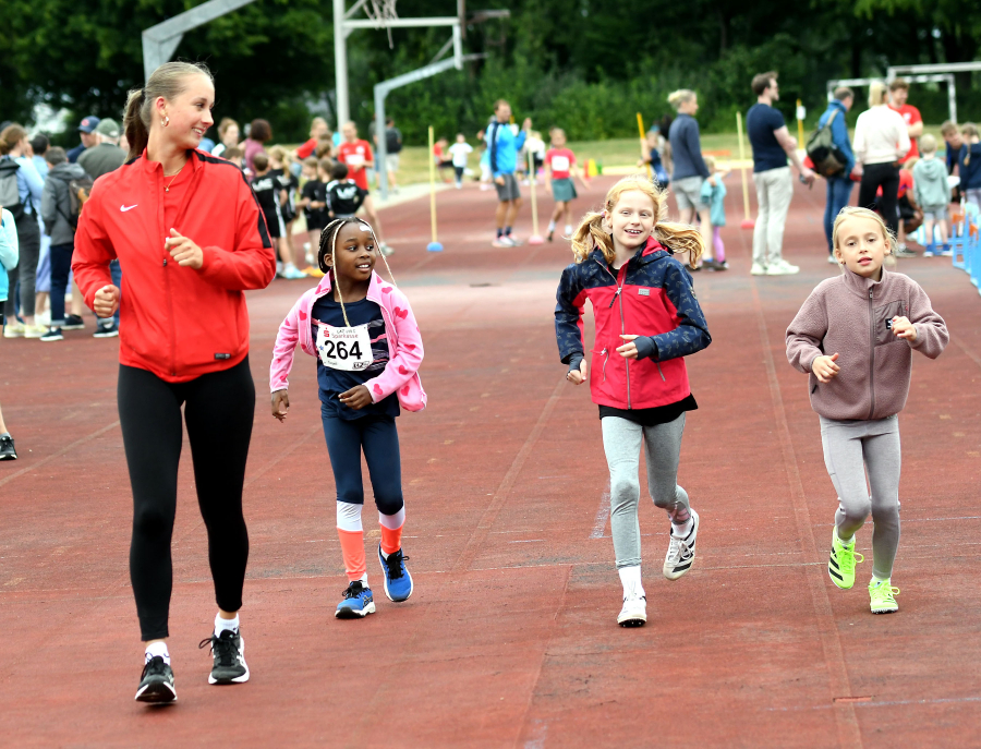So gehts: Eine Dortmunder Trainerin zeigt ihren Schützlingen die richtige Haltung beim Absprung. Foto: Bottin