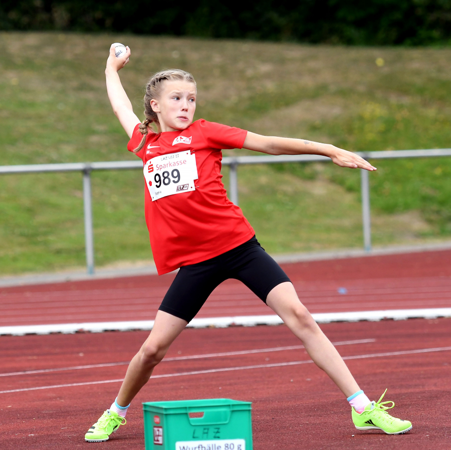 Außergewöhnlich: Eine perfekte Wurfauslage beim Schlagballwurf demonstriert hier Sophie Bornemann aus dem U12-Team des LAZ Soest. Foto: Bottin Außergewöhnlich: Eine perfekte Wurfauslage beim Schlagballwurf demonstriert hier Sophie Bornemann aus dem U12-Team des LAZ Soest. Foto: Bottin
