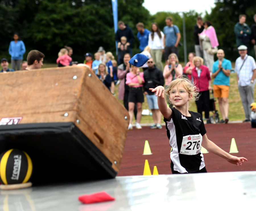Trainerin Maleen Klee mit drei U10-Mädchen des LAZ Soest beim Aufwärmen vor der Biathlonstaffel. Foto: Bottin