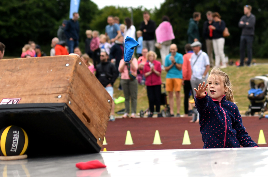 Beim Zielwerfen in den umgedrehten Sprungkasten hieß es: Treffen oder in die Strafrunde. Foto: Bottin