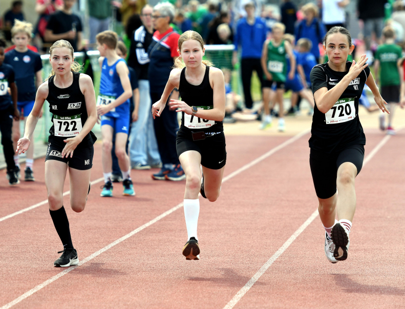 Marie Rustemeyer, Noelle Biegel und Rosalie Tigges (v.l.n.r.) vom LAZ Soest absolvierten beim Herbst-Meeting in Hagen erfolgreich einen letzten Test zwei Wochen vor den U14-Westfalenmeisterschaften in Recklinghausen. Biegel erzielte über 800 Meter mit starken 2:39,82 Minuten persönliche Bestzeit. Foto: Bottin|Platz zwei: W11-Sportlerin Sophie Bornemann vom LAZ Soest schleuderte den Schlagball in Hagen 29,50 Meter weit. Foto: Bottin|||