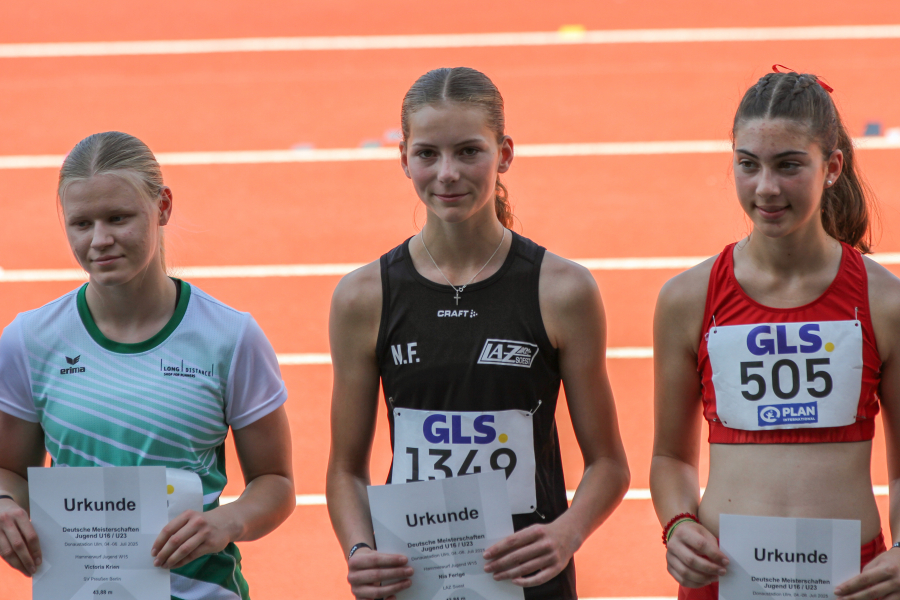 v.l.n.r. Victoria Krien (SV Preußen Berlin), Nia Ferige, Mia Sophie Mühle (TSG Wehrheim). Foto: Reinhard v.l.n.r. Victoria Krien (SV Preußen Berlin), Nia Ferige, Mia Sophie Mühle (TSG Wehrheim). Foto: Reinhard