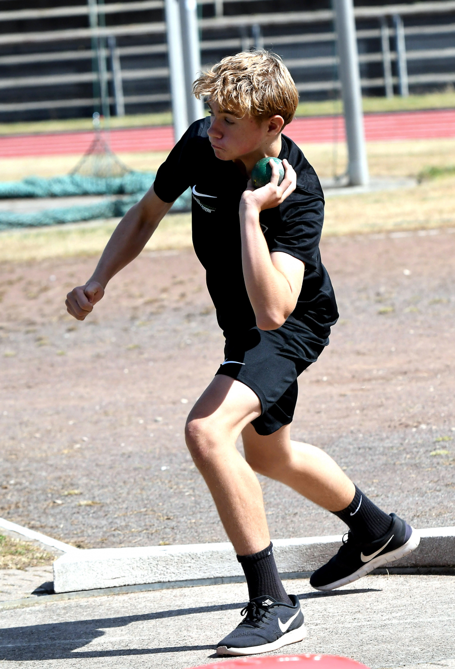 Gelungenes Debüt: M13-Sportler Michel Bottin vom LAZ Soest siegte bei den Offenen Bielefelder Kreismeisterschaften mit 9,24 Metern im Kugelstoßen. Foto: Bottin