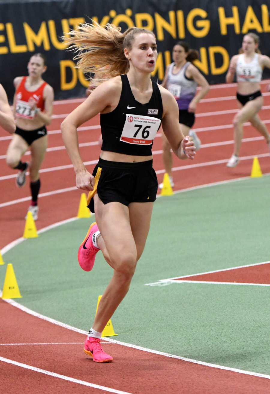 Nach Westfalengold über 400 Meter jetzt Silber über 800 Meter. Laura Voß vom LAZ Soest legte die vier Hallenrunden bei den Frauen  in 2:14,05 Minuten zurück. Foto: Bottin Nach Westfalengold über 400 Meter jetzt Silber über 800 Meter. Laura Voß vom LAZ Soest legte die vier Hallenrunden bei den Frauen  in 2:14,05 Minuten zurück. Foto: Bottin