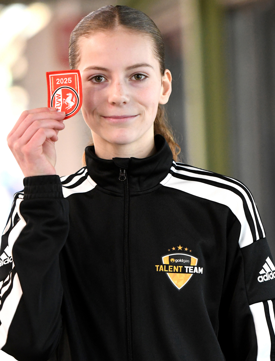 W15-Sportlerin Nia Ferige vom LAZ Soest siegte im Dreisprung und holte sich bereits den siebten Westfalenmeistertitel in ihrer jungen Karriere. Foto: Bottin W15-Sportlerin Nia Ferige vom LAZ Soest siegte im Dreisprung und holte sich bereits den siebten Westfalenmeistertitel in ihrer jungen Karriere. Foto: Bottin