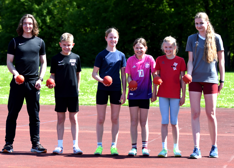 Spende von Jörn Peters: Neue Hallenstoßkugeln für das LAZ