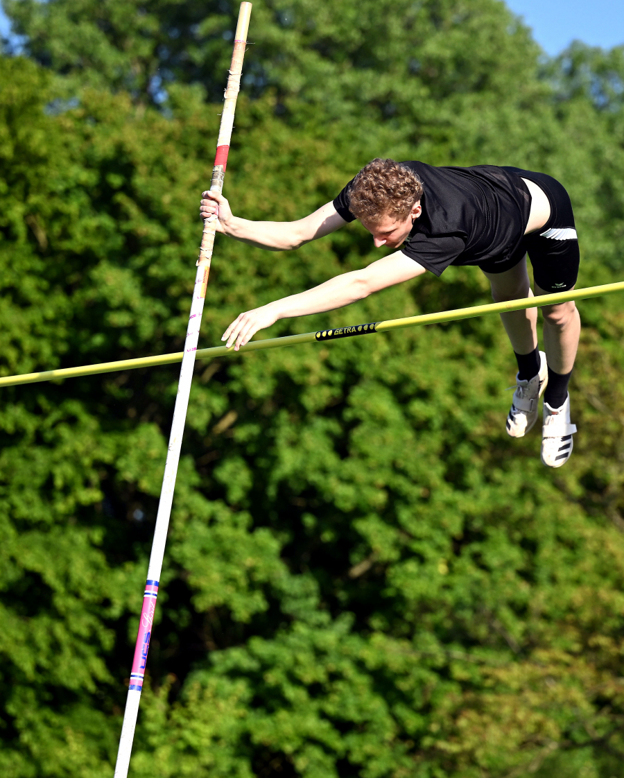 U20-Athlet Jonas Dorenkamp vom LAZ Soest überquerte beim Stabhochsprungmeeting im Schulzentrum mit 3,50 Meter die größte Höhe. Foto: Bottin