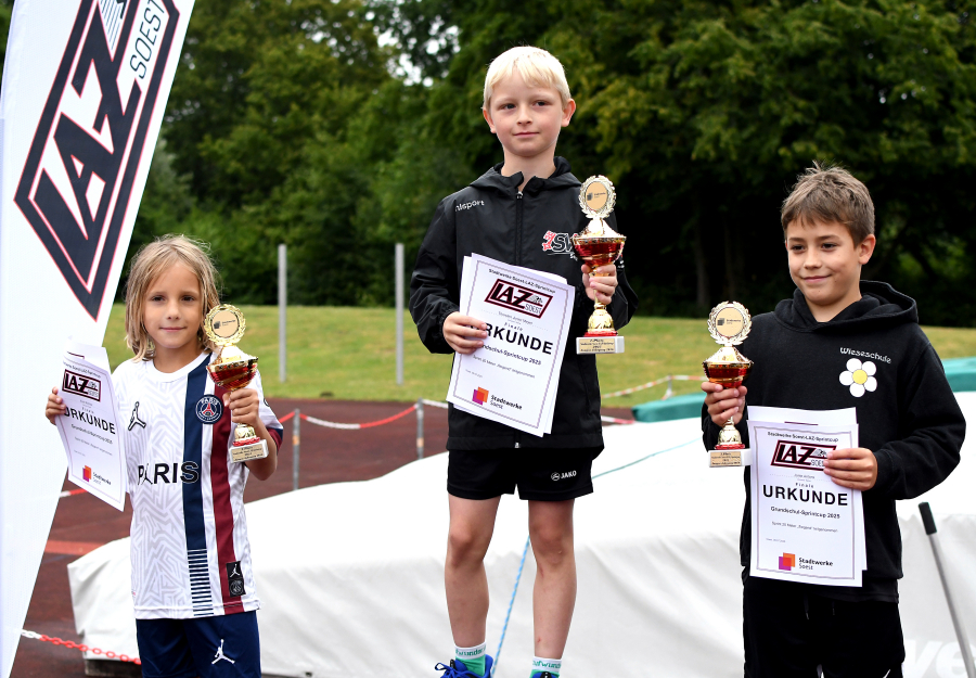 Siegerehrung in der Altersklasse 2016 der Jungen mit Thorsten Junior Meyer (1. Platz, Wiese, Mitte) vor Emil Richter (links, Bruno) und Jonte Antons (Wiese). Foto: Bottin