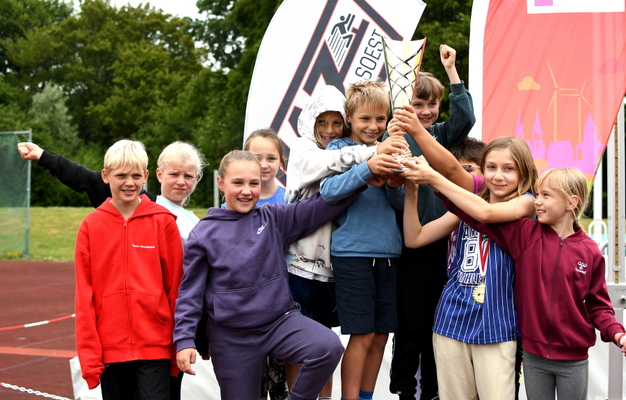 Die Mädchen und Jungen der Brunoschule gewannen die meisten Einzelpokale und konnten bei der Siegerehrung den Sprintcup-Wanderpokal entgegennehmen. Foto: Bottin