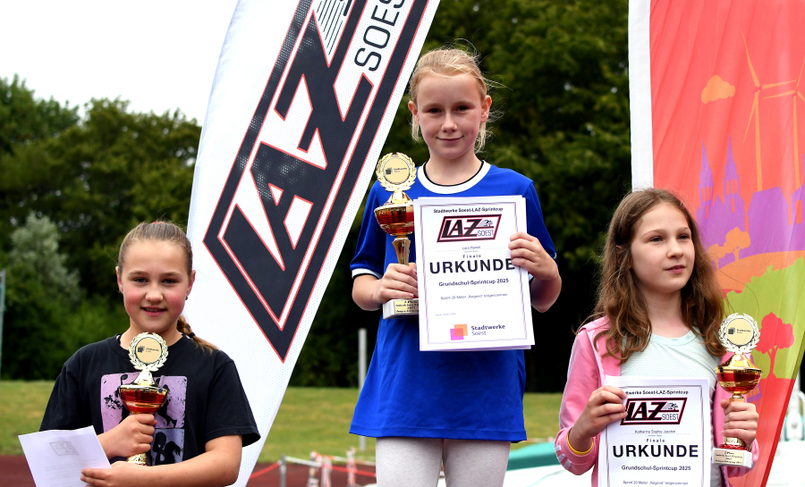 Bei den Mädchen des Jahrgangs 2015 holten sich Siegerin Lara Hamel (Mitte, Astrid-Lindgren), Lenie Wiesner (links, Zweite, Bruno) und Katharina Sophie Jaschin (rechts, Dritte, Johannes) die Pokale. Foto: Bottin