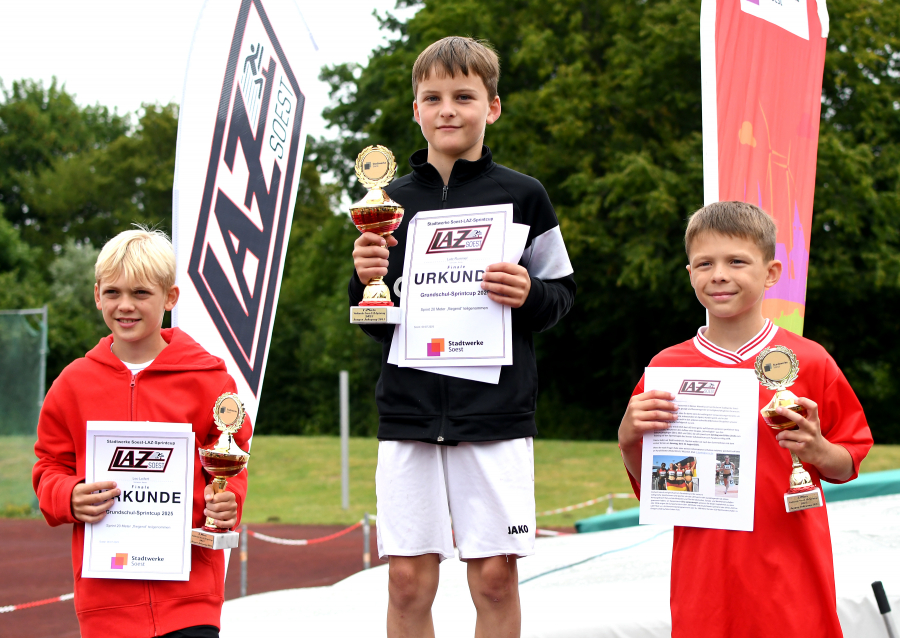 Lutz Rummel von der Hellwegschule (Mitte) war schnellster Junge der Altersklasse 2015. Leo Leifert (links) von der Brunoschule wurde Zweiter und Levin Schmidt (rechts) von der Petrischule Dritter. Foto: Bottin Lutz Rummel von der Hellwegschule (Mitte) war schnellster Junge der Altersklasse 2015. Leo Leifert (links) von der Brunoschule wurde Zweiter und Levin Schmidt (rechts) von der Petrischule Dritter. Foto: Bottin