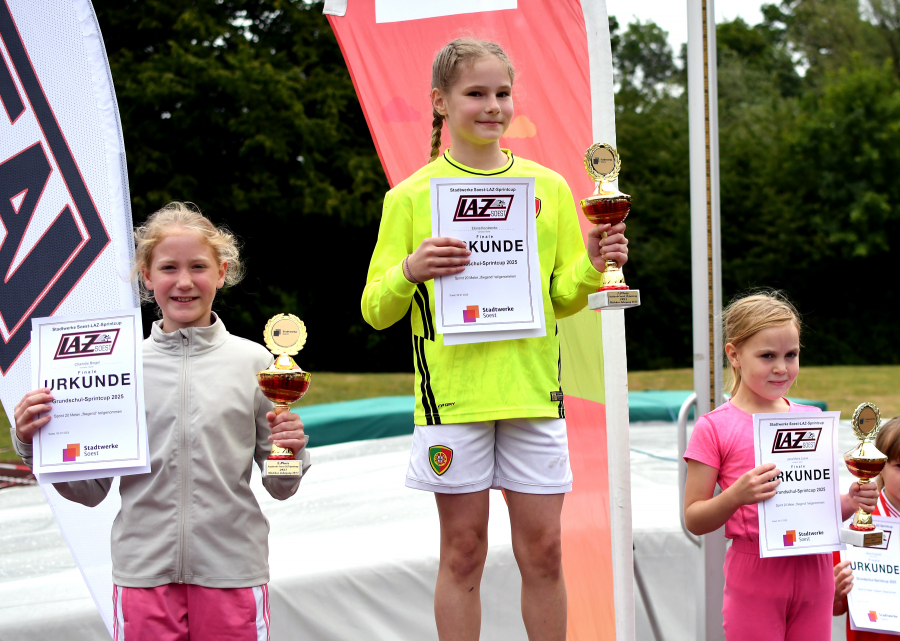 Bei den Mädchen vom Jahrgang 2014 setzte sich Eliana Kozubenko (Mitte, Patrokli) erfolgreich durch. Links Charlotte Biegel (Zweite, Wiese), rechts Jana Maria Lüsse (Dritte, Hellweg). Foto: Bottin
