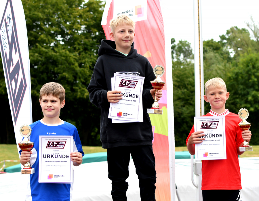 Siegerehrung der Jungen des Jahrgangs 2014: Julius Schoofs (Mitte) von der Patroklischule siegte vor Arigon Paci (links, Astrid-Lindgren) und Samuel Jegel (Petri). Foto: Bottin