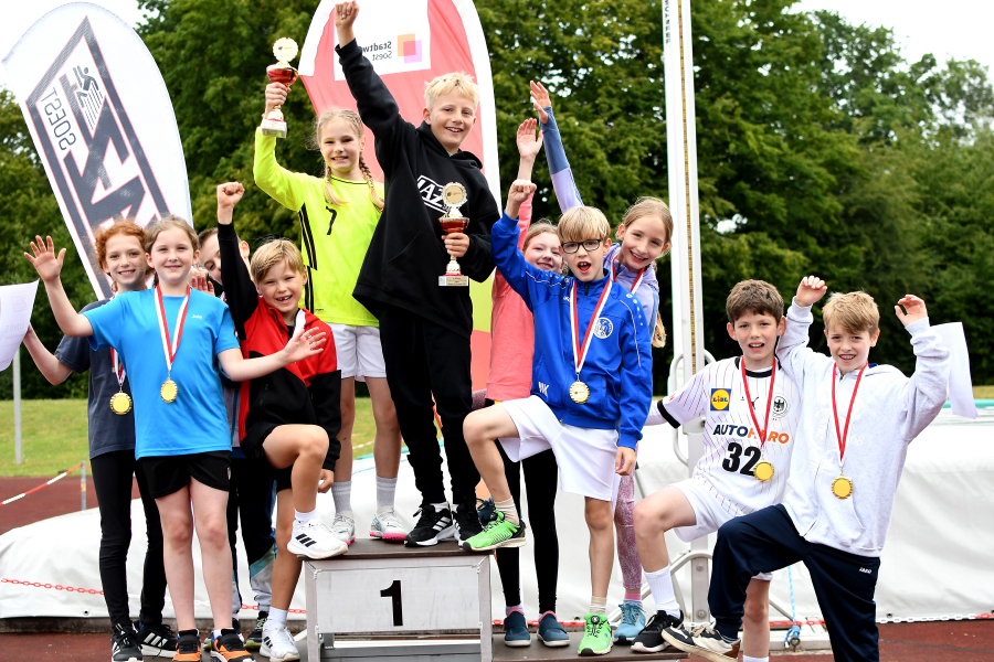 Schnelle Truppe: Die Patroklischüler stellten mit Eliana Kozubenko und Julius Schoofs (Mitte) zwei Sieger beim Finale des Sprintcups. Mehr Pokale und damit auch den Wanderpokal gewann diesmal die Brunoschule. Foto: Bottin
