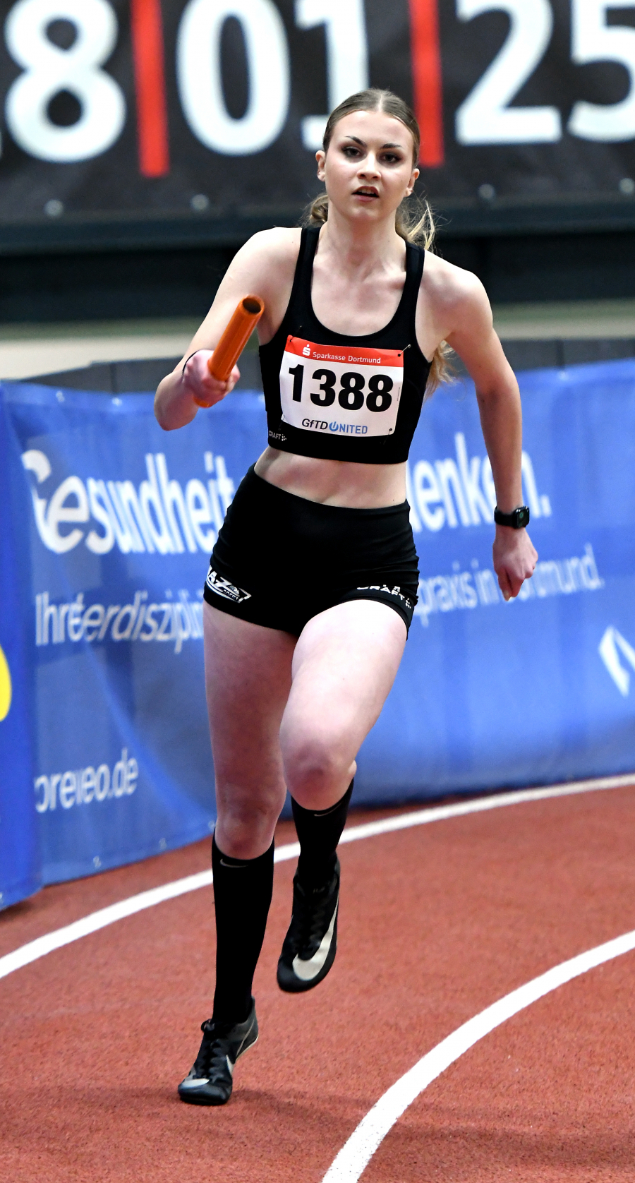 Anna-Lena Knappkötter war Startläuferin der 4 x 200-Meter-Staffel des LAZ Soest, die in 1:47,45 Minuten die DM-Norm nur knapp verfehlte. Foto: Bottin Anna-Lena Knappkötter war Startläuferin der 4 x 200-Meter-Staffel des LAZ Soest, die in 1:47,45 Minuten die DM-Norm nur knapp verfehlte. Foto: Bottin
