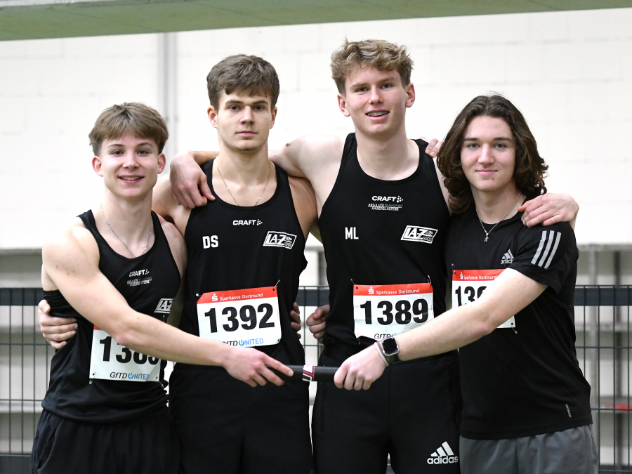 Die U20-Staffel des LAZ Soest, v.l.n.r.: Matthis Eckhoff, David Stracke, Moritz Langenscheidt und Tim Welschoff, erzielte in Dortmund 1:37,94 Minuten über 4 x 200 Meter. Foto: Bottin Die U20-Staffel des LAZ Soest, v.l.n.r.: Matthis Eckhoff, David Stracke, Moritz Langenscheidt und Tim Welschoff, erzielte in Dortmund 1:37,94 Minuten über 4 x 200 Meter. Foto: Bottin