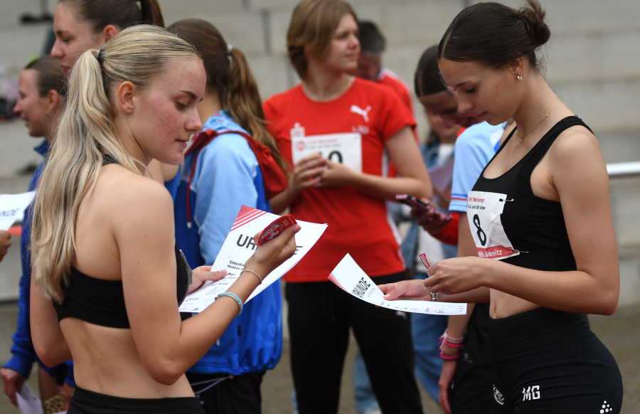 Maya Klute (links) und Mathilda Grienitz bewundern in Ahlen ihre "Westfalenpferdchen". Foto: Bottin Maya Klute (links) und Mathilda Grienitz bewundern in Ahlen ihre "Westfalenpferdchen". Foto: Bottin