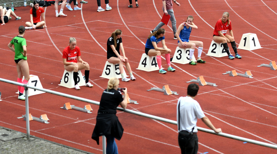 Warten auf den Start über 100-Meter-Hürden der weibl.Jugend U18 mit Mia Vollmer (Bahn 2) und Maya Klute (Bahn 6). Foto: Bottin Warten auf den Start über 100-Meter-Hürden der weibl.Jugend U18 mit Mia Vollmer (Bahn 2) und Maya Klute (Bahn 6). Foto: Bottin