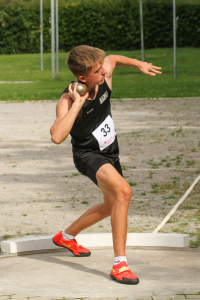 Im Kugelstoßen ist er mit 13,29m Spitzenreiter in Westfalen und Platz 7 in Deutschland. Foto: Reinhard|Im Weitsprung kam er mit 5,64m nah an seine PB. Foto: Reinhard|Im Diskus pulverisiert er im letzten Versuch seine Bestleistung. Foto: Reinhard|Etwas angespannt aber hochkonzentriert war er vor dem Diskuswurf. Foto: Reinhard|||