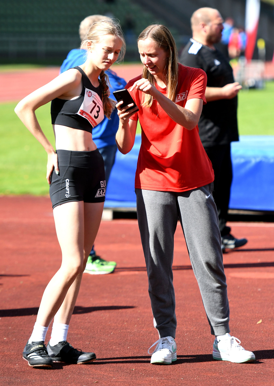 Videoanalyse: Greta Karsten mit Trainerin Annika Straub während des Wettkampfes im Stadion Hohenhorst. Foto: Bottin Videoanalyse: Greta Karsten mit Trainerin Annika Straub während des Wettkampfes im Stadion Hohenhorst. Foto: Bottin
