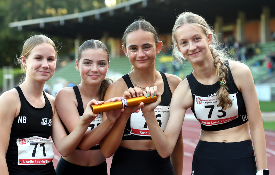 Die Maskerade stimmte: Die U14-Mädchen des LAZ Soest, v.l.n.r.: Noelle Biegel, Marie Rustemeyer, Rosalie Tigges und Greta Karsten, mussten sich über 4 x 75 Meter jedoch mit eher bescheidenen 42,17 Sekunden zufrieden geben. Foto: Bottin