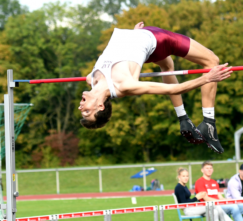 2,28 Meter: Falk Wendrich vom LAZ Soest katapultiert sich auf Platz 15 in der Welt. In Europa liegt der 30-Jährige in diesem Jahr auf Platz sechs. Foto: Bottin|Ein ganz besonderer Moment riesiger Freude: Nach seinem 2,28-Meter-Sprung stürmt Falk Wendrich auf Trainerin Brigitte Kurschilgen zu. Freunde und Zuschauer sind begeistert. Foto: Bottin|Vergangenen Sonntag im Schulzentrum: So misst man 2,28 Meter ein. Foto: Bottin|||