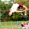 2,28 Meter: Falk Wendrich vom LAZ Soest katapultiert sich auf Platz 15 in der Welt. In Europa liegt der 30-Jährige in diesem Jahr auf Platz sechs. Foto: Bottin|Ein ganz besonderer Moment riesiger Freude: Nach seinem 2,28-Meter-Sprung stürmt Falk Wendrich auf Trainerin Brigitte Kurschilgen zu. Freunde und Zuschauer sind begeistert. Foto: Bottin|Vergangenen Sonntag im Schulzentrum: So misst man 2,28 Meter ein. Foto: Bottin|||