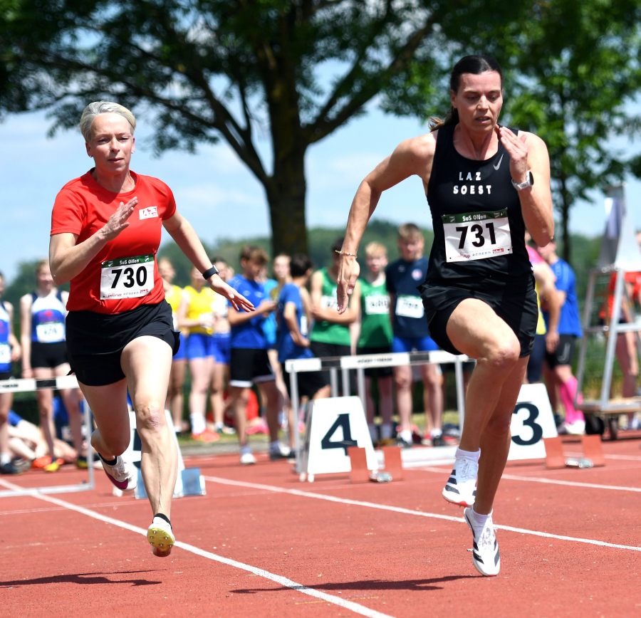 Sprints auf hohem Niveau: Ines Rustemeyer vom LAZ Soest  (rechts, W50) unterbot in Olfen deutlich die DM-Normen über 100 Meter und 200 Meter. Links ihre Mannschaftskameradin Sabrina Raser. Foto: Bottin Sprints auf hohem Niveau: Ines Rustemeyer vom LAZ Soest  (rechts, W50) unterbot in Olfen deutlich die DM-Normen über 100 Meter und 200 Meter. Links ihre Mannschaftskameradin Sabrina Raser. Foto: Bottin