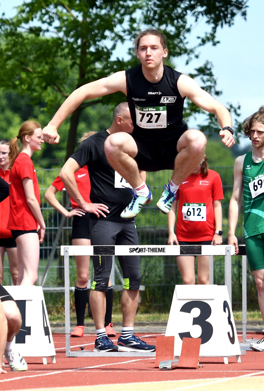 Abgehoben: U18-Athlet Tim Welschoff vom LAZ Soest siegte über 100 Meter in ausgezeichneten 11,43 Sekunden. Für eine Anerkennung der Leistung wehte der Rückenwind mit 2,8 Meter/Sekunde aber zu stark. Foto: Bottin Abgehoben: U18-Athlet Tim Welschoff vom LAZ Soest siegte über 100 Meter in ausgezeichneten 11,43 Sekunden. Für eine Anerkennung der Leistung wehte der Rückenwind mit 2,8 Meter/Sekunde aber zu stark. Foto: Bottin