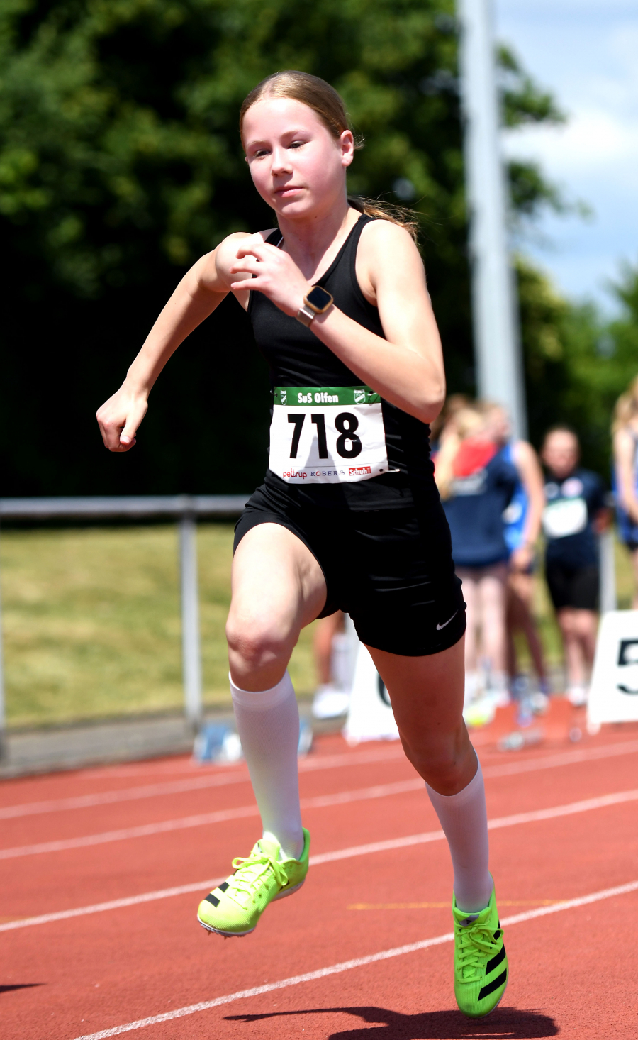 W12-Sportlerin Noelle Biegel vom LAZ Soest feierte in Olfen Siege über 75 Meter, 60-Meter-Hürden und im 800-Meter-Lauf. Foto: Bottin W12-Sportlerin Noelle Biegel vom LAZ Soest feierte in Olfen Siege über 75 Meter, 60-Meter-Hürden und im 800-Meter-Lauf. Foto: Bottin