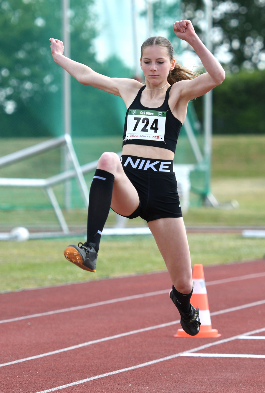 Überragende Sportlerin des LAZ Soest in Olfen: Nia Ferige (W15) stellte persönliche Bestleistungen im Dreisprung und Hochsprung auf. Foto: Bottin Überragende Sportlerin des LAZ Soest in Olfen: Nia Ferige (W15) stellte persönliche Bestleistungen im Dreisprung und Hochsprung auf. Foto: Bottin
