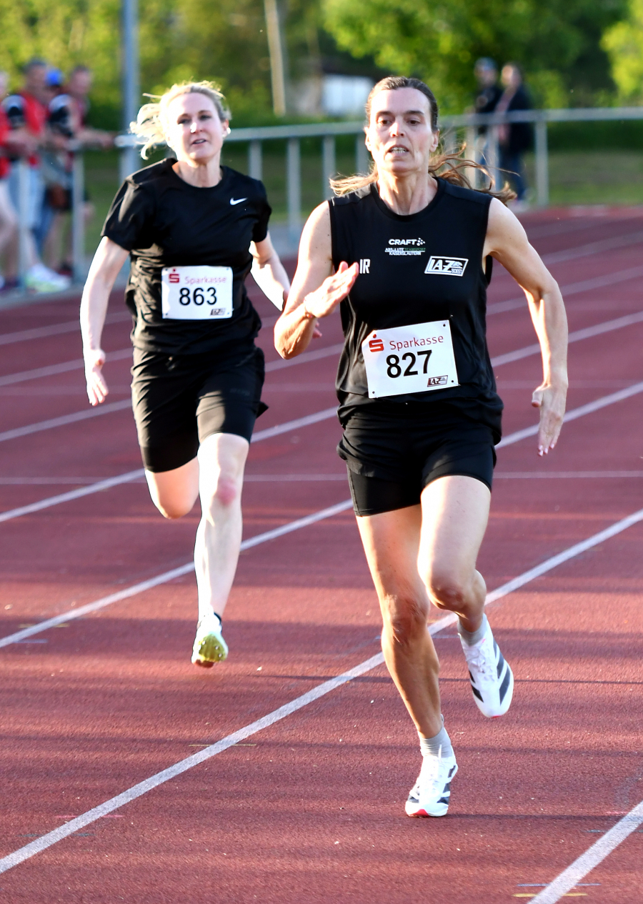 Auf der 200-Meter-Strecke: Dr. Janina Biegel (links) und Ines Rustemeyer vom LAZ Soest. Foto: Bottin Auf der 200-Meter-Strecke: Dr. Janina Biegel (links) und Ines Rustemeyer vom LAZ Soest. Foto: Bottin