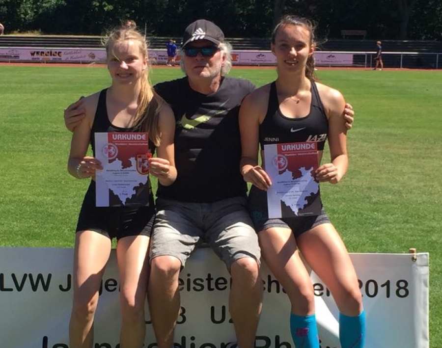 Linda Grabenmeier (links) und Jennifer Quiring mit LAZ-Trainer Karsten Bober. Linda Grabenmeier (links) und Jennifer Quiring mit LAZ-Trainer Karsten Bober.