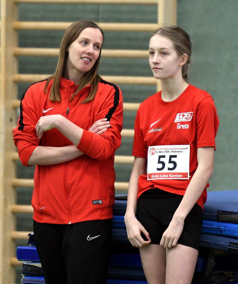 Greta Karsten und Trainerin Annika Straub vom LAZ Soest wurden vom Deutschen Leichtathletik-Verband zum Hochsprung-Camp nach Sondershausen eingeladen. Mit dabei sind mit Rafael Hesse und Marlene Soer noch zwei weitere Soester Nachwuchsspringer. Foto: Bottin|||