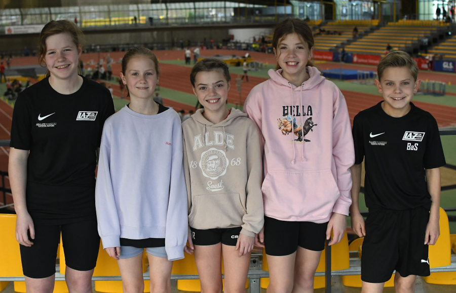 Erster großer Wettkampf in Dortmunds moderner Leichtathletikarena: Die U12-Kinder des LAZ Soest, v.l.n.r.: Hannah Eppe, Noelle Biegel, Marie Rustemeyer, Leni Schneider und Bastian Sievert, starteten erstmals über die 60-Meter-Hallendistanz. Foto: Bottin Erster großer Wettkampf in Dortmunds moderner Leichtathletikarena: Die U12-Kinder des LAZ Soest, v.l.n.r.: Hannah Eppe, Noelle Biegel, Marie Rustemeyer, Leni Schneider und Bastian Sievert, starteten erstmals über die 60-Meter-Hallendistanz. Foto: Bottin