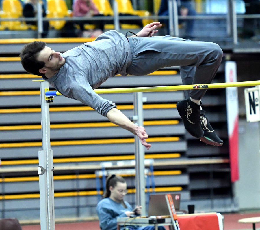 Lockeres Einspringen vor dem Wettkampf: Falk Wendrich vom LAZ Soest bei den Westfälischen Hallenmeisterschaften in der Dortmunder Helmut-Körnig-Halle. Foto: Bottin Lockeres Einspringen vor dem Wettkampf: Falk Wendrich vom LAZ Soest bei den Westfälischen Hallenmeisterschaften in der Dortmunder Helmut-Körnig-Halle. Foto: Bottin