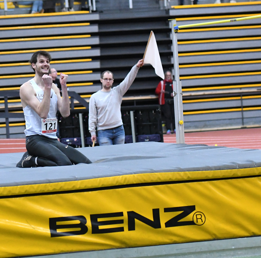 Die Sprunglatte blieb oben, der Sprung ist gültig: Ein glücklicher Falk Wendrich vom LAZ Soest freute sich über 2,10 Meter, den Westfalentitel bei den Männern und die DM-Norm. Foto: Bottin