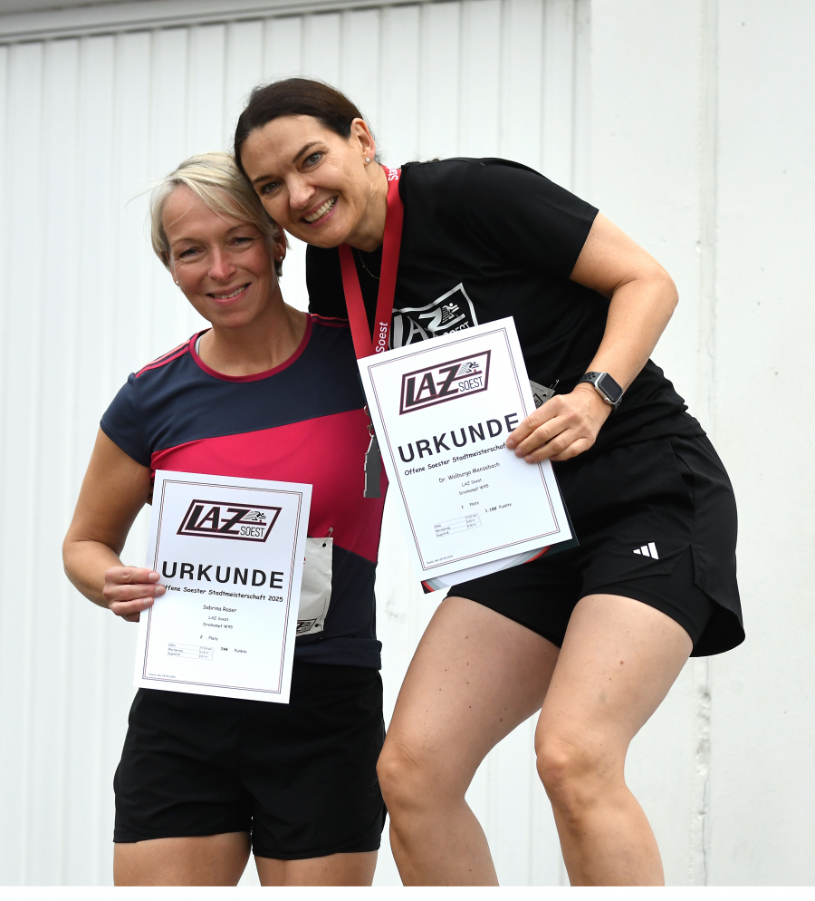 Auch die LAZ-Masters hatten Spaß beim Wettkampf: Hier Sabrina Raser (links) und Walburga Menzebach bei der Siegerehrung der W45. Foto: Bottin