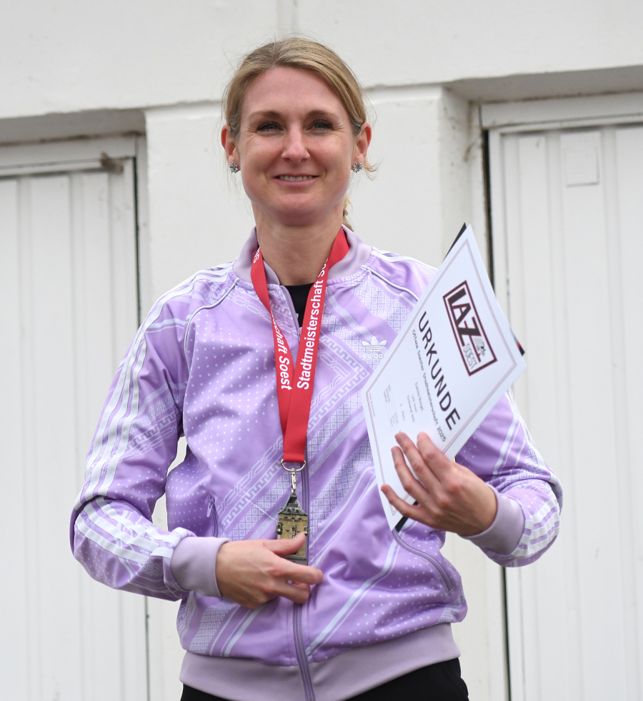 DM-Teilnehmerin Janina Biegel gewann den Dreikampf der W40. Foto: Bottin DM-Teilnehmerin Janina Biegel gewann den Dreikampf der W40. Foto: Bottin