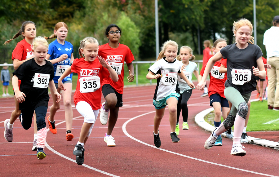 Voller Einsatz beim 800-Meter-Lauf der U12-Mädchen. Foto: Bottin Voller Einsatz beim 800-Meter-Lauf der U12-Mädchen. Foto: Bottin