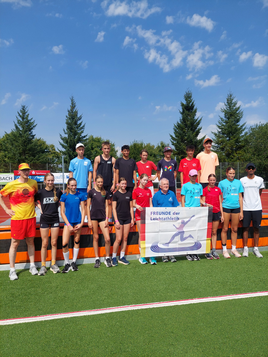 Die Teilnehmenden des Hochsprungcamps mit Bundesnachwuchstrainer Jan-Gerrit Keil (unten links) und Nauraj Randhawa (unten rechts). Foto: Straub Die Teilnehmenden des Hochsprungcamps mit Bundesnachwuchstrainer Jan-Gerrit Keil (unten links) und Nauraj Randhawa (unten rechts). Foto: Straub