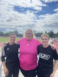 Ines Rustemeyer, Sandra Straub und Janina Biegel nach ihren erfolgreichen Starts in Gotha. Foto: Jana Klee|Über ihre ebenso erfolgreichen Töchter Marie, Annika und Noelle kamen die drei Mütter zum LAZ Soest und wurden von ihnen in Gotha angefeuert.  Foto: Jana Klee|||