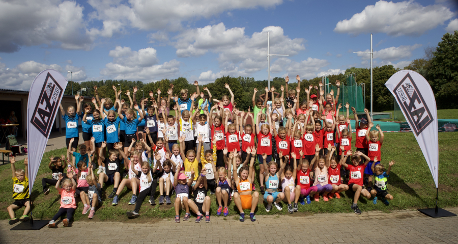 Rund 80 Kinder nahmen bei dem Wettkampf auf dem Sportplatz am Soester Schulzentrum teil. - Foto: Wendt