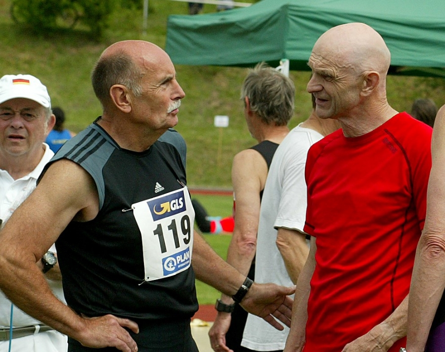 Smalltalk in der Wettkampfpause: Der Deutsche Meister Rudolf König und Christoph Heldt (links). Smalltalk in der Wettkampfpause: Der Deutsche Meister Rudolf König und Christoph Heldt (links).