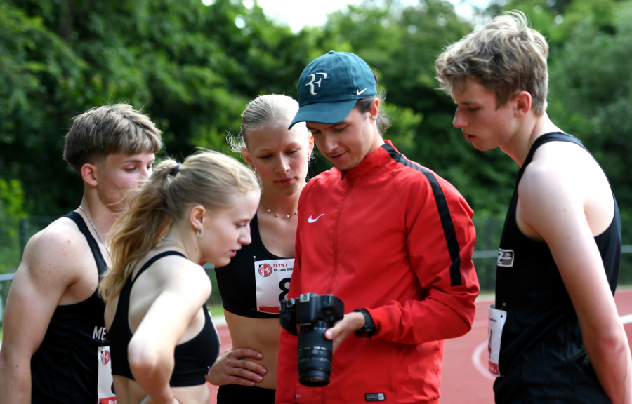 LAZ-Trainer Florian Wendt hat Videoaufnahmen für die Social-Media-Präsentation des Vereins gemacht: Interessierte Zuschauer sind (v.l.n.r.)                   Matthis Eckhoff, Maja Bolinger, Mia Vollmer und Moritz Langenscheidt. Foto: Bottin