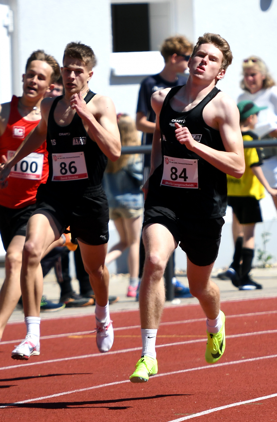 Moritz Langenscheidt vom LAZ Soest (rechts) wurde U18-Vize-Westfalenmeister über 400 Meter. Sein jüngerer Vereinskamerad David Stracke (links) kam auf Platz fünf. Foto: Bottin
