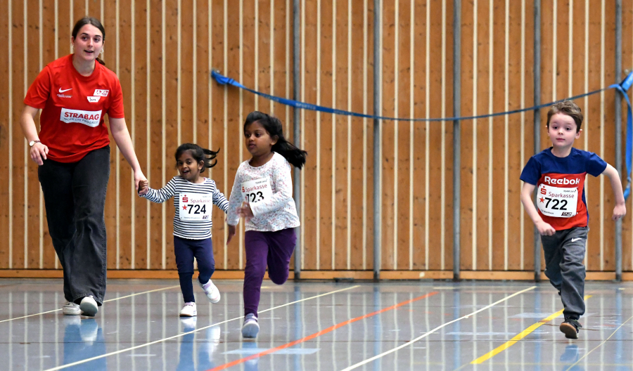 Die Allerjüngsten mussten beim 30-Meter-Sprint schon mal an die Hand genommen werden - wie hier von LAZ-Trainerin Jana Klee. Foto: Bottin